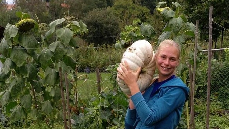 Annika Ebser mit einem Kürbis in der Hand