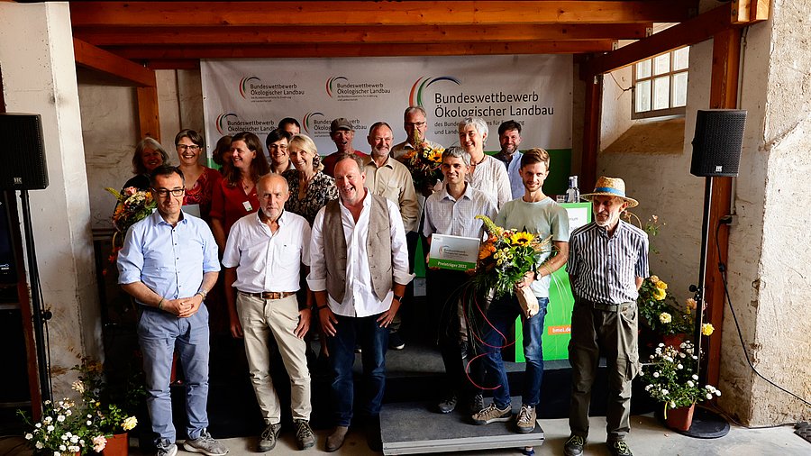 Gruppenfoto Sieger Bundeswettbewerb Ökologischer Landbau 2022. Foto: BMEL/Photothek/Grabowsky 