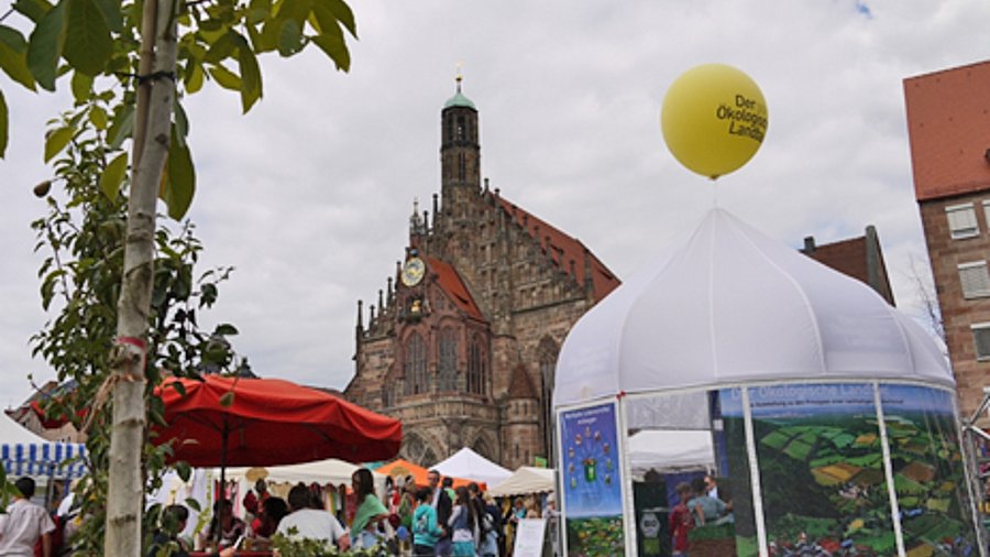 Stand auf einem Marktplatz