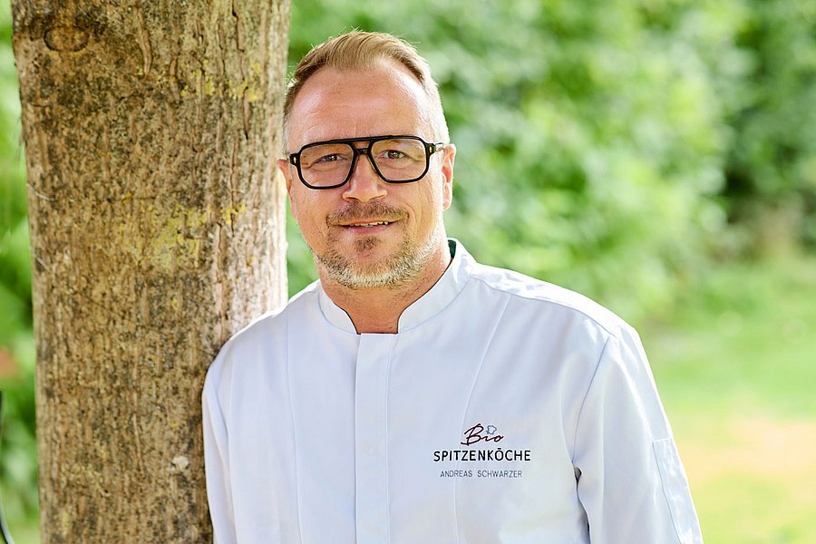 Mann lächelt in die Kamera