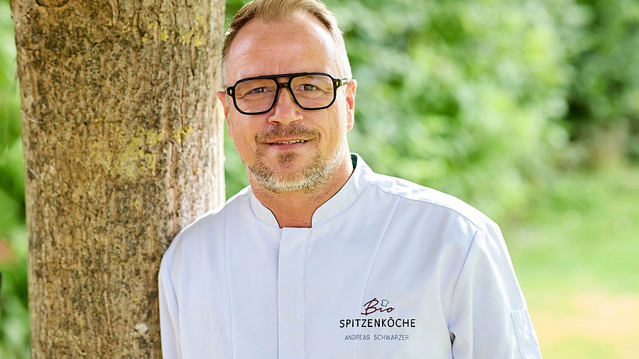 Mann lächelt in die Kamera